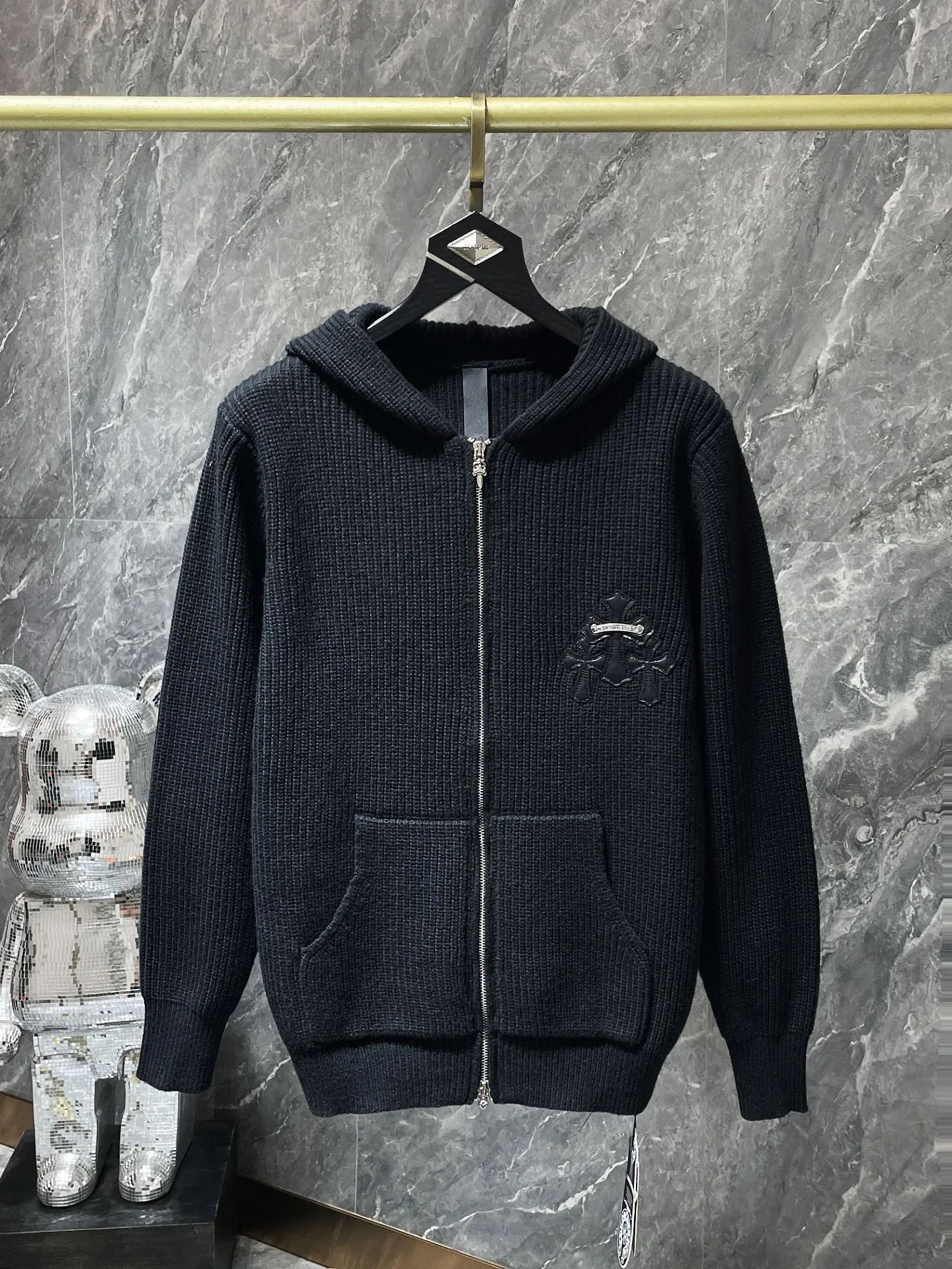 P276 Chrome Hearts Autumn and Winter Sweater Series The same zipper sweater as the official website. Customized version of double-ended zipper➕leather handmade silver buckle craftsmanship. Selected high-quality wool and 100% cotton knitted fabric. Not the ordinary version on the market! ! Recommended color: black Size: S, M, L, XL
